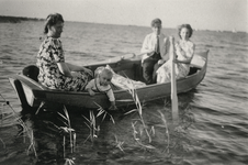 845148 Afbeelding van Mien Bruinsma-Magielse (links) met haar zoontje Johnny in een roeiboot op de Loosdrechtse ...